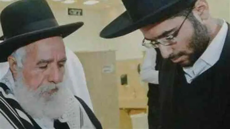 המוהל יהודה מחפוד ביחד עם סבו המוהל הרב שלמה מחפוד