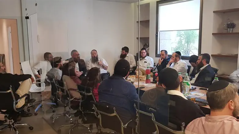 ישיבת היערכות של צ'רידי לפני שבועיים