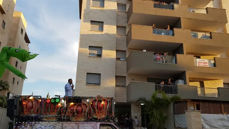 ראש העיר מנחה את שירת המרפסות