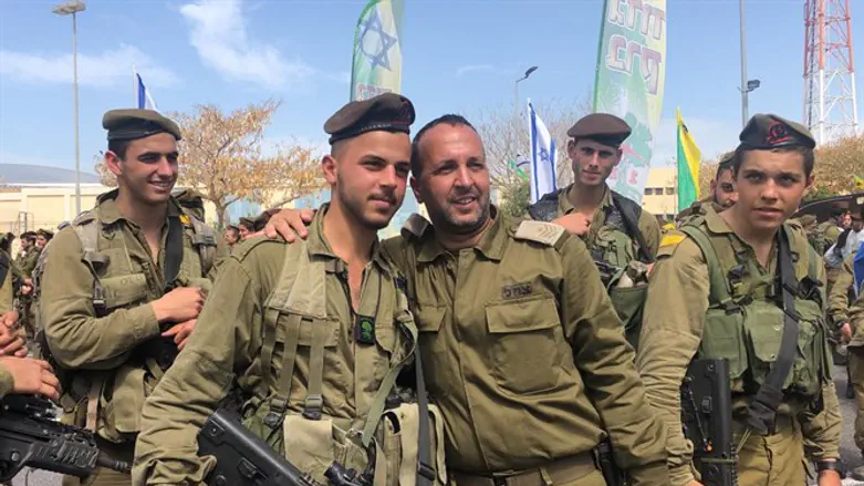 רום בן חמו לצד אביו