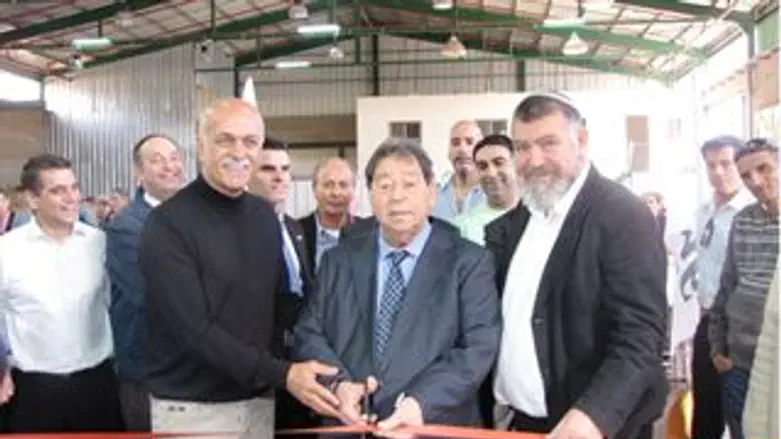 שר התמ"ת בנימין (פואד) בן אליעזר חותך את הסרט