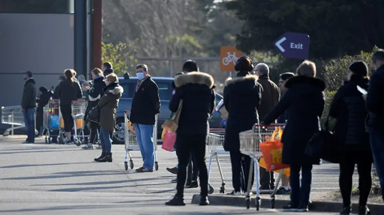 עומדים בתור לסופרמרקט בלונדון