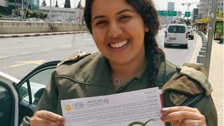 קצינה ממערך הת"ש מחלקת תווים