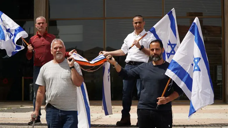 מתחת אלונקת הציונות