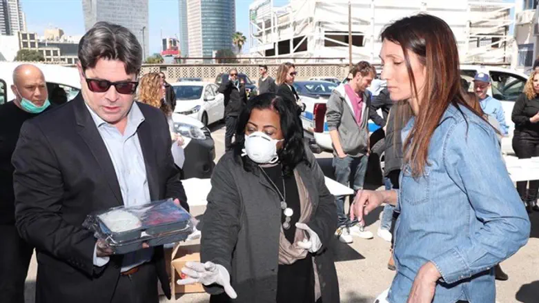 אקוניס בחלוקה