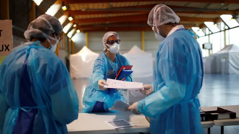 Медицинский персонал, ведущий борьбу с коронавирусом