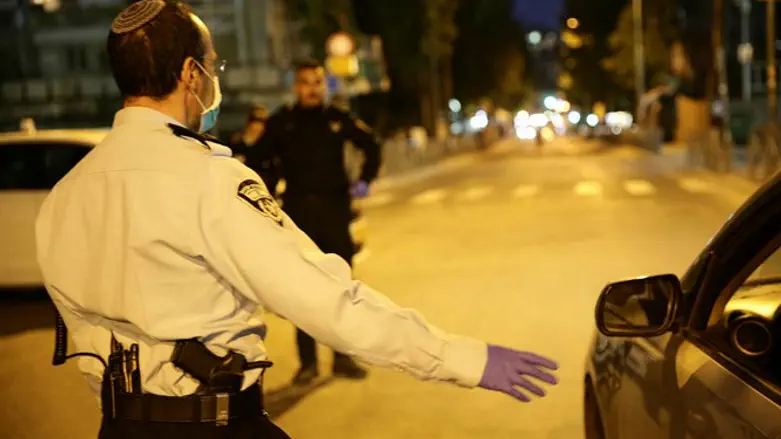 Police officers in Meah She'arim