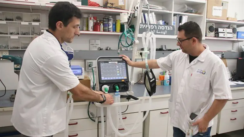 אסי חליבה ויגאל ווינר עם המכונה המפוצלת