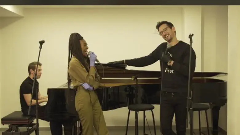 עדן אלנה ועברי לידר בהופעה