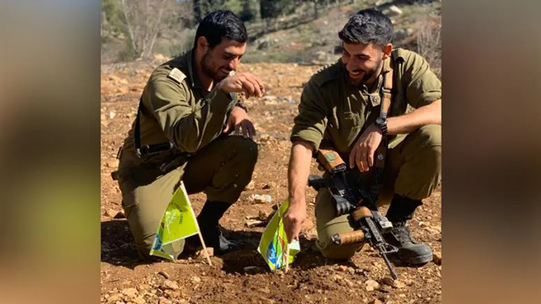 אריאלי פנחס (משמאל) וסמ"ר דן קרייף