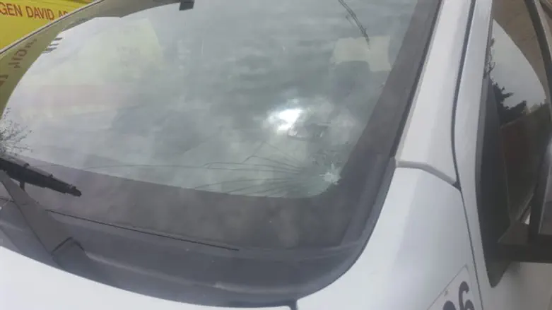 Машина, после атаки камнеметателей в Меа Шеарим