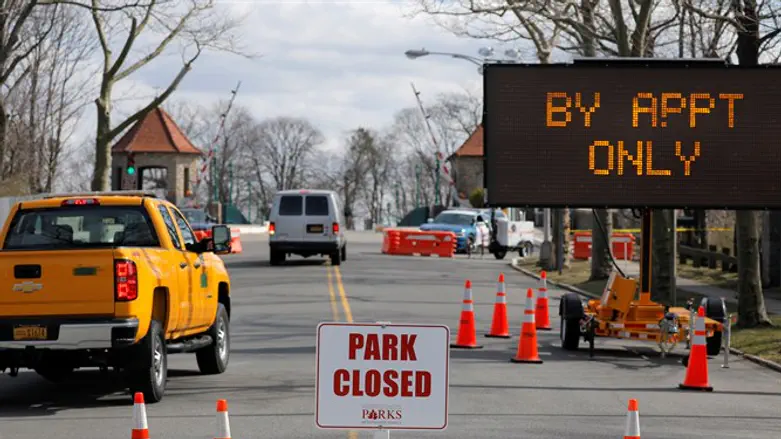 כניסה לנקודת בידוק לנגיף הקורונה בניו יורק