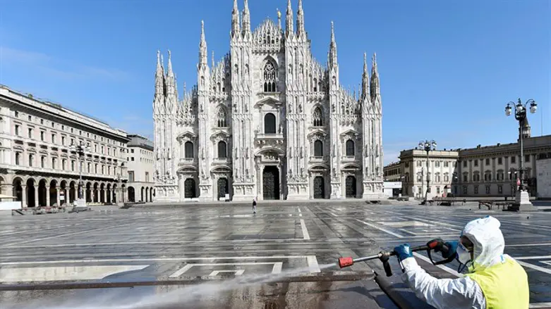 חיטוי כיכר הדואומו במילאנו 