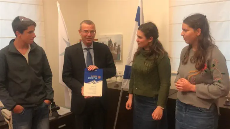 Members of Sovereignty Youth Movement and Minister Levin