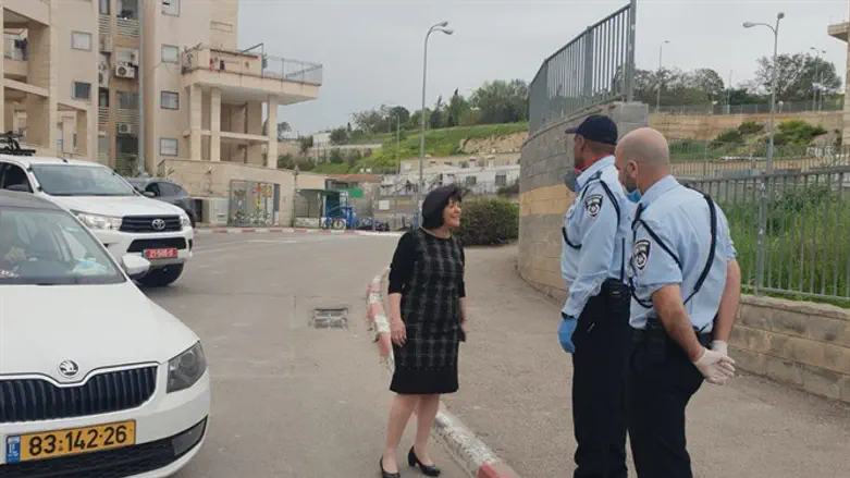 עליזה בלוך עם מפקד המשטרה