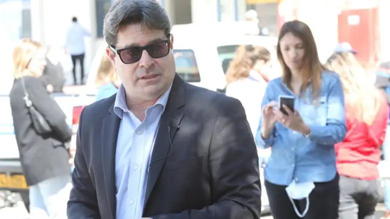 השר אופיר אקוניס