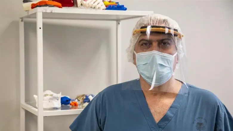 איש צוות עם מסכת העיניים החדשה