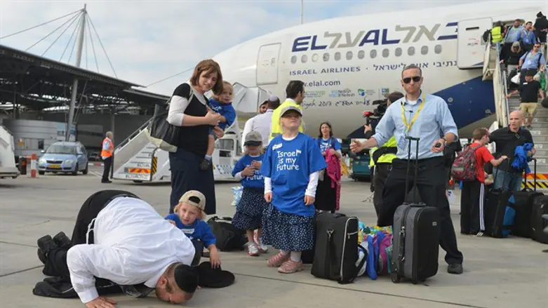 Like his fathers before him: Jew kisses ground upon arriving in Israel