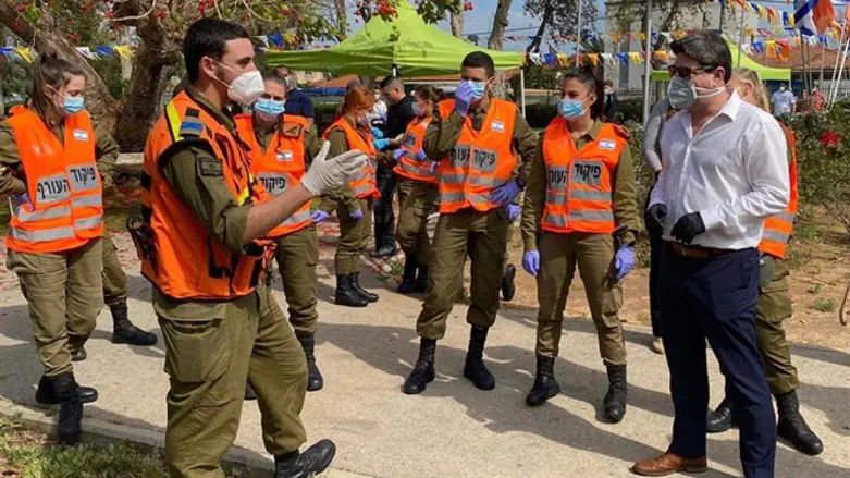 אקוניס עם חיילי פיקוד העורף