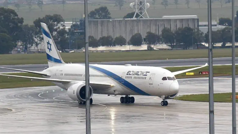 מטוס אל על בדרכו להמראה ממלבורן