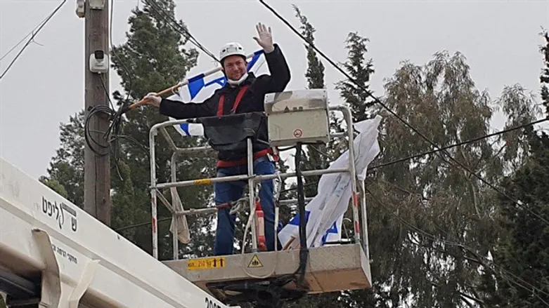 יוסי דגן מניף דגל