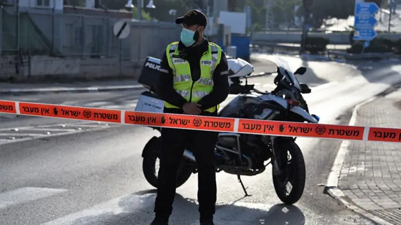 שוטר בכניסה לבני ברק