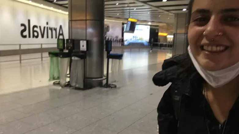 המטיילת הישראלית הדסה נקש בשדה התעופה הריק בהאנוי