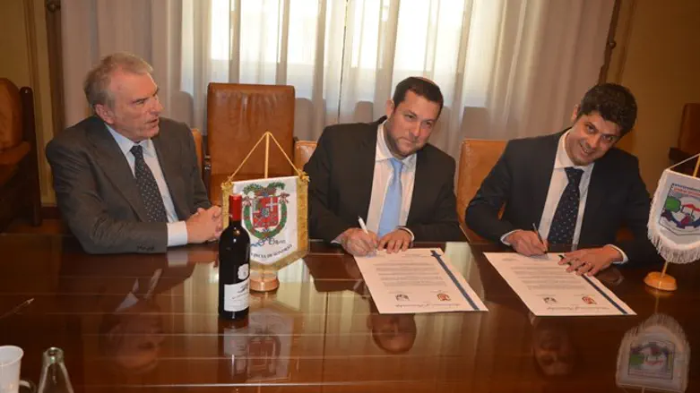 ד"ר פרוברה משמאל בעת החתימה על הסכם כלכלי עם השומרון