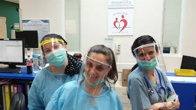 מתנדבים מייצרים את המסכות