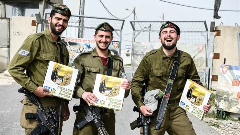 חלוקת המצות לחיילים