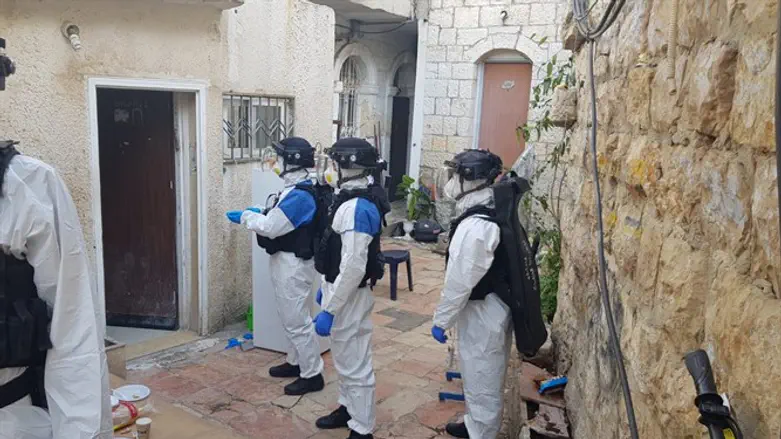 Police arresting alleged quarantine violator