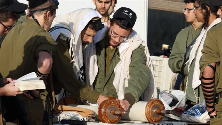 חיילי נצח יהודה בתפילה