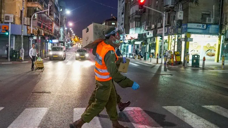 מחלקים חבילות מזון 