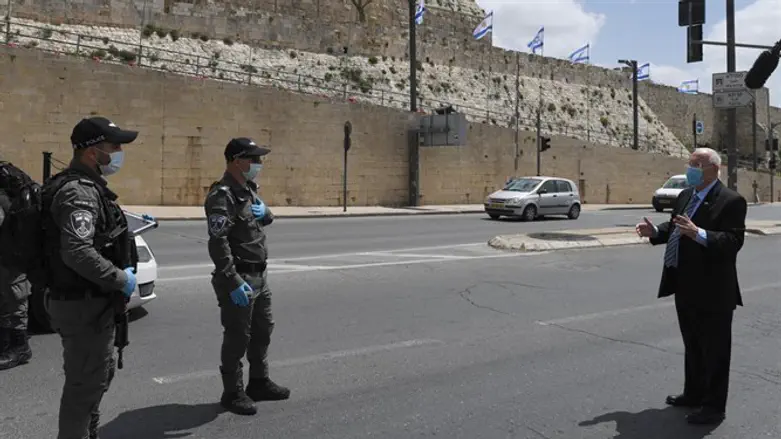 ריבלין עם הלוחמים ליד העיר העתיקה