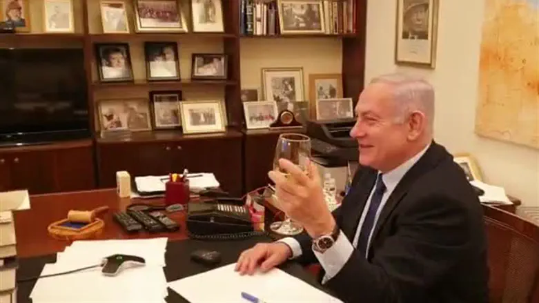 נתניהו בהרמת כוסית עם עובדי משרדו