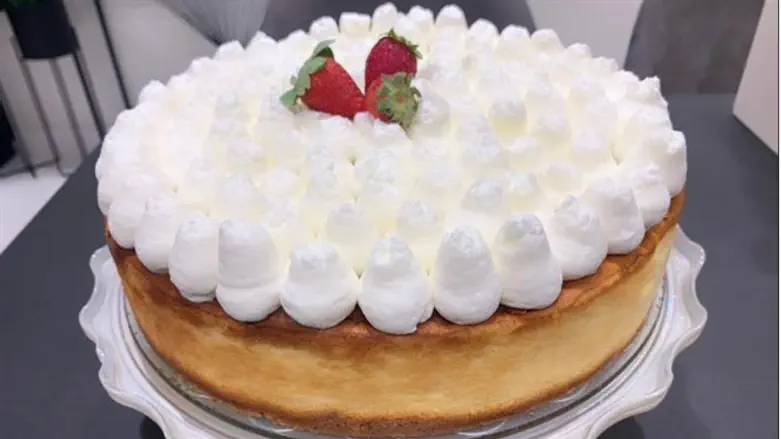 עוגת גבינה חגיגית בציפוי קצפת