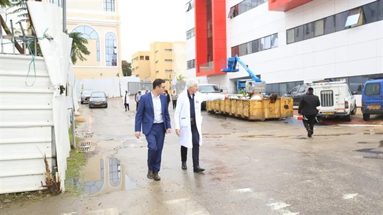 פרופ' רביד בסיור בבית החולים