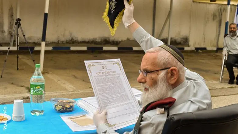 הרב קרים מוכר את החמץ