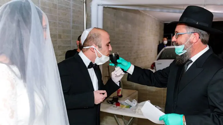 הרב קוטנר בעריכת החופה