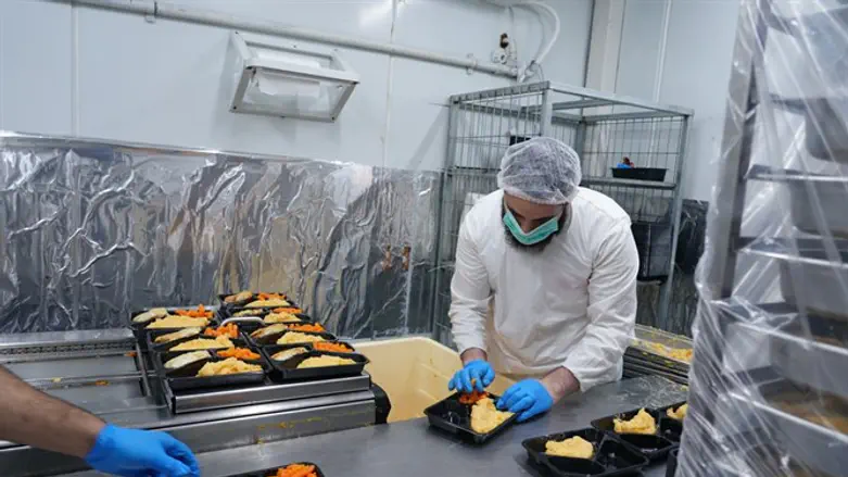 מכינים את הארוחות שהועברו למשפחות