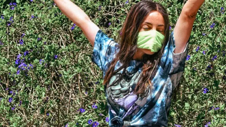 Девушка в маске (файл)