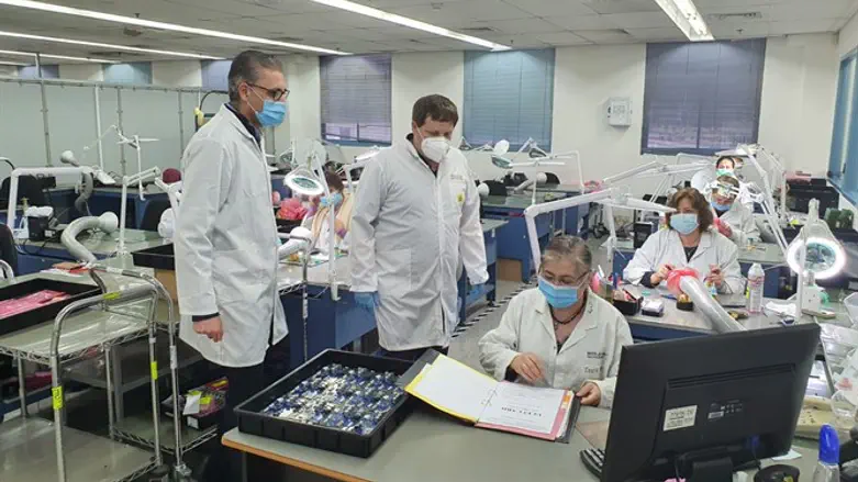 גרינברג במפעל