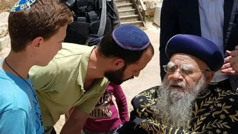 הרב בקשי דורון עם בן ציון במערת המכפלה