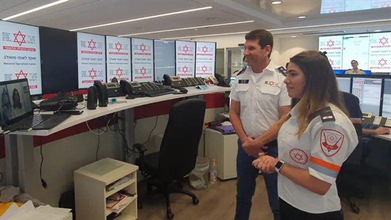 יסמין מזאוי מקבלת את הבשורה מהשרה רגב