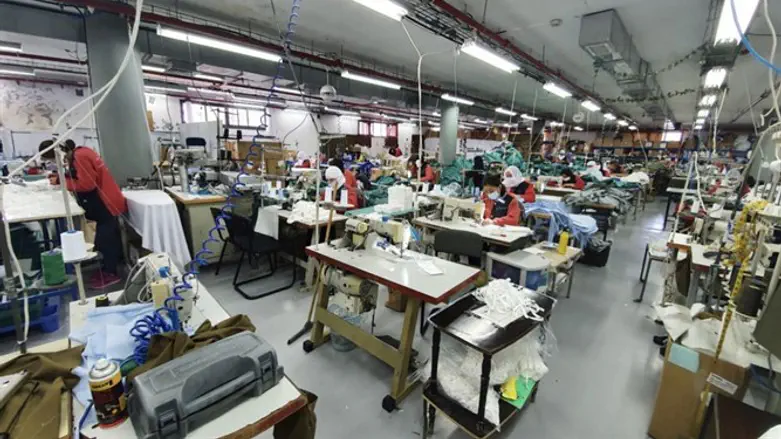 מייצרים מסיכות