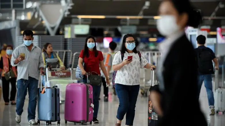 עם מסיכות בשדה התעופה