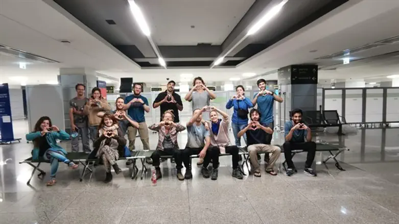 המחולצים בנמל התעופה בליסבון