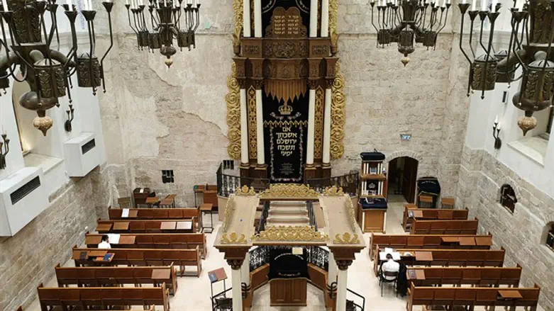 Практически пустая синагога