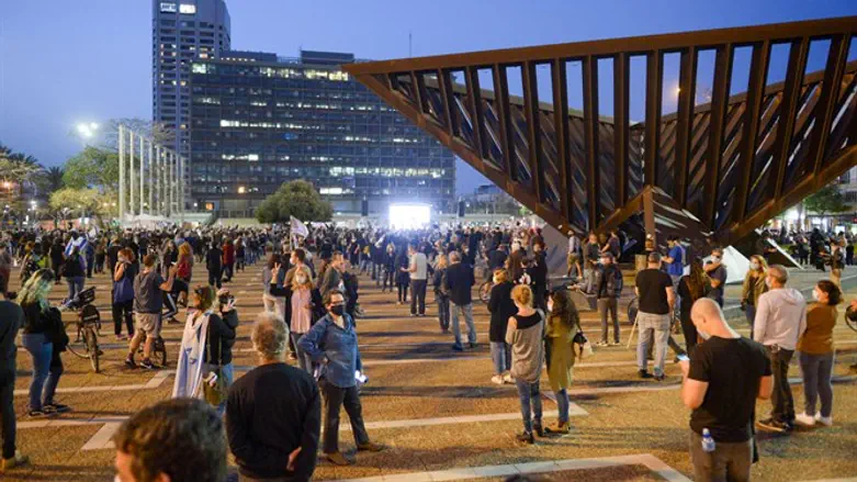 Левая демонстрация на площади Рабина