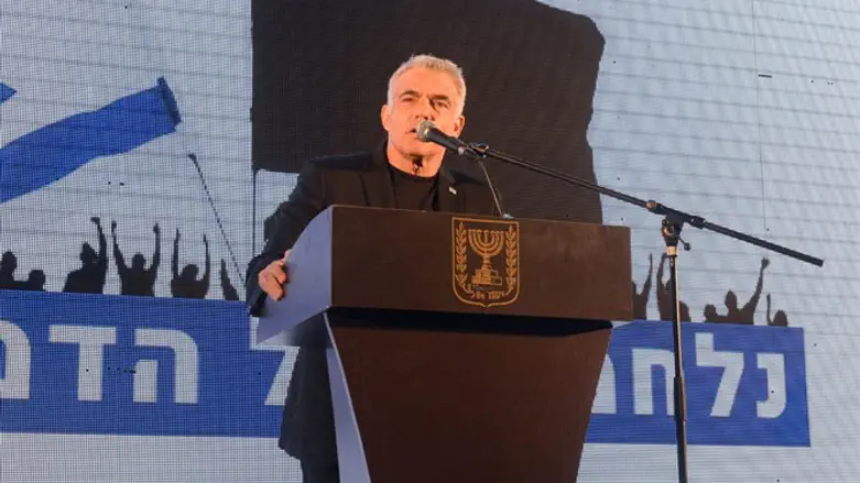 Lapid at protest rally